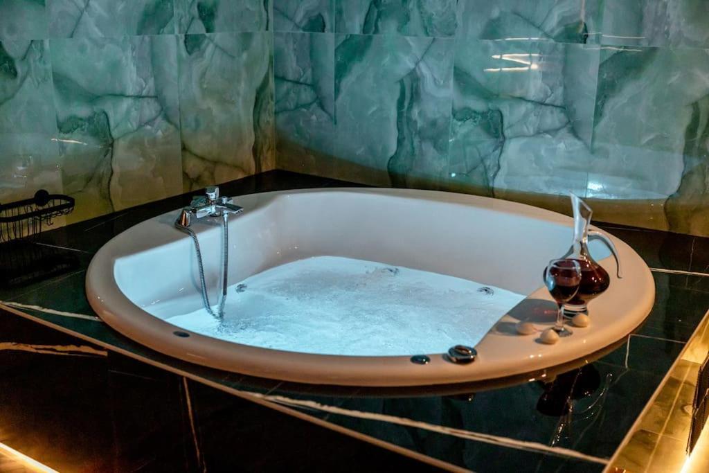 Smaragdi Luxury Jacuzzi Apartment Noho Premium Living Афины Экстерьер фото