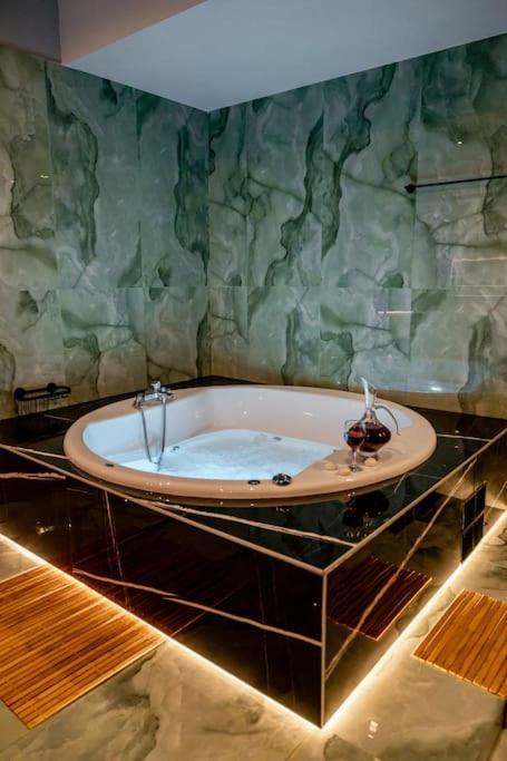 Smaragdi Luxury Jacuzzi Apartment Noho Premium Living Афины Экстерьер фото