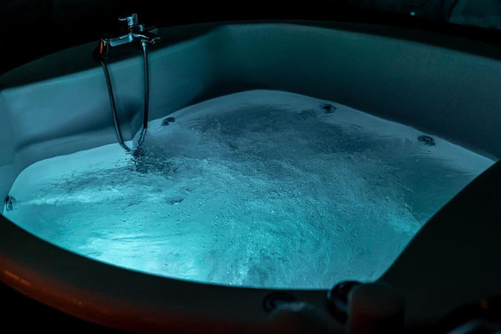 Smaragdi Luxury Jacuzzi Apartment Noho Premium Living Афины Экстерьер фото