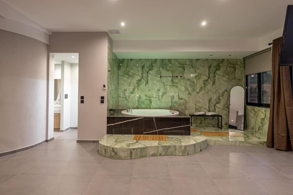 Smaragdi Luxury Jacuzzi Apartment Noho Premium Living Афины Экстерьер фото